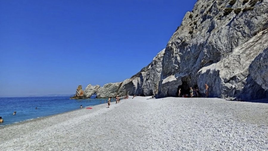 Προσοχή: 1.000 ευρώ πρόστιμο σε όσους μαζεύουν βότσαλα από αυτήν την παραλία, το έχουν πληρώσει πολλοί