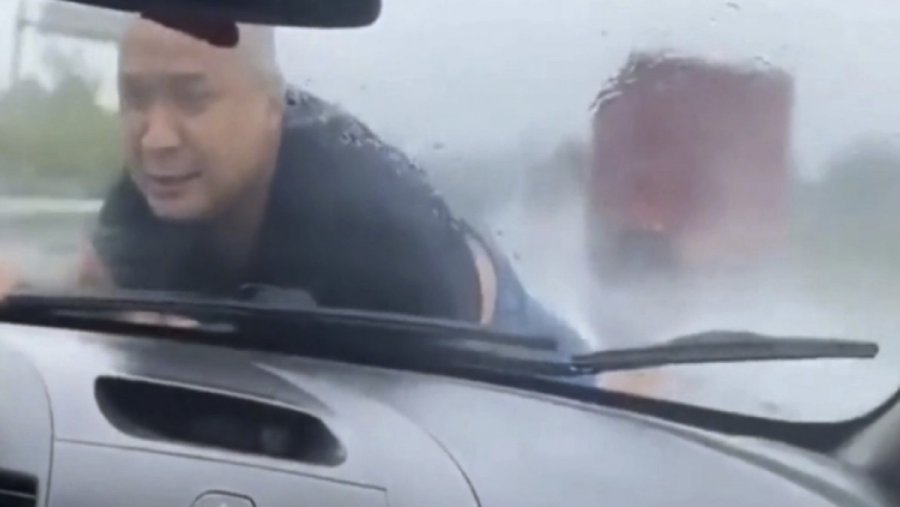 Άνδρας κρεμάστηκε από το καπό αυτοκινήτου της πρώην γυναίκας του για είκοσι χιλιόμετρα [βίντεο]
