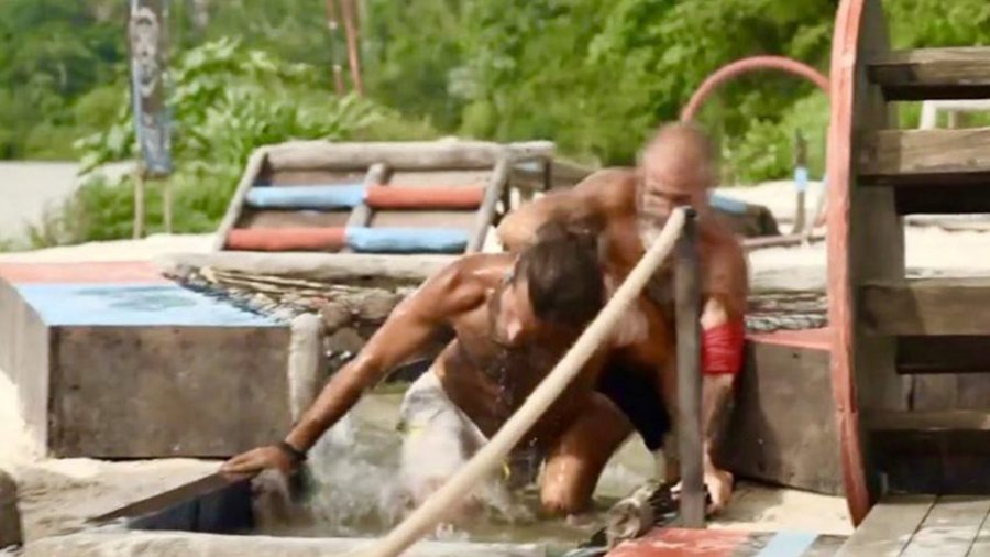 Του άρπαξε το κεφάλι και το βούτηξε στο νερό: Οι πρώτες σοκαριστικές σκηνές από τον άγριο καβγά Μπάρτζη – Καραγκούνια στο Survivor [βίντεο]