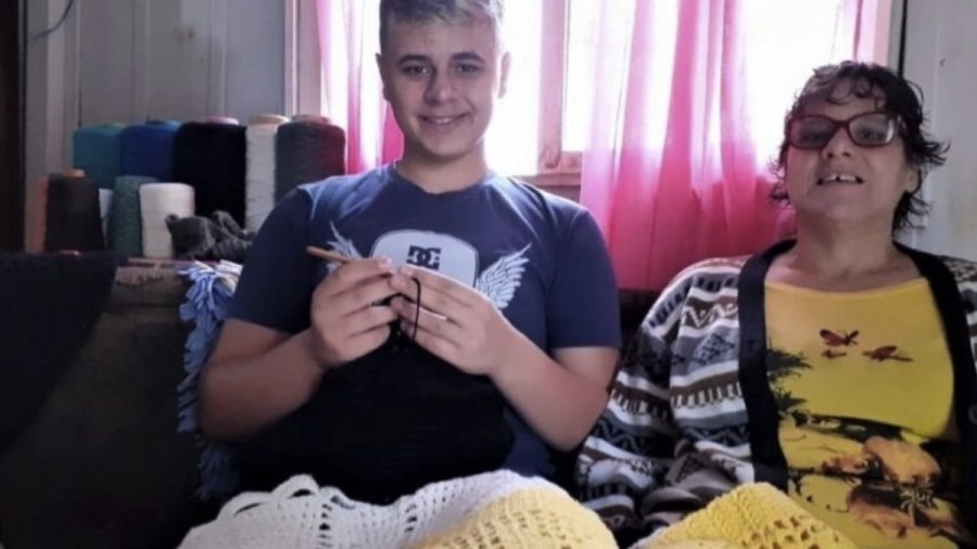 Ένα μεγάλο μπράβο: Έκανε το ταλέντο του.. επάγγελμα: 15χρονος πλέκει υφαντά με βελονάκι για να βοηθήσει την ανάπηρη μητέρα του