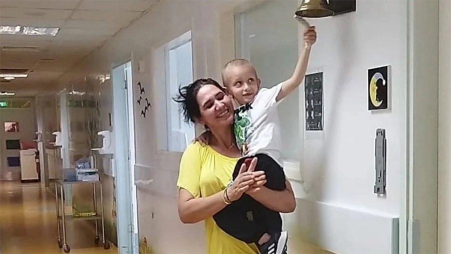 Δάκρυα χαράς για τον μικρό μαχητή: Ο Νικόλας νικά τον καρκίνο και χτυπά δυνατά το καμπανάκι της ζωής