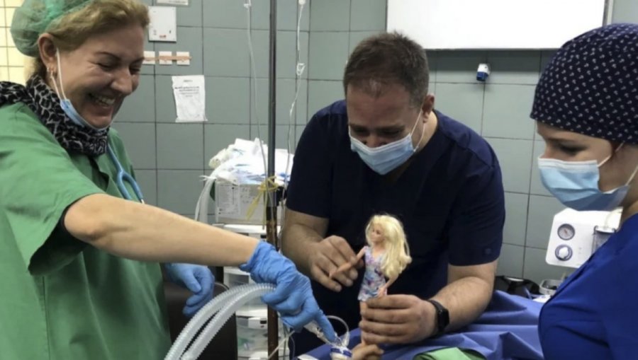 Συγκινεί ο γιατρός στη Λάρισα που ηρεμεί κοριτσάκι με μία κούκλα, λίγο πριν το χειρουργείο