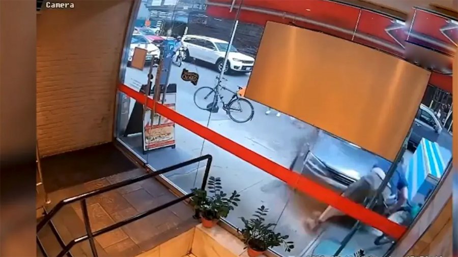 Ένα απλό τρακάρισμα οδήγησε 26χρονο οδηγό να ισοπεδώσει έναν 54χρονο με το αμάξι του – Σοκαριστικό βίντεο