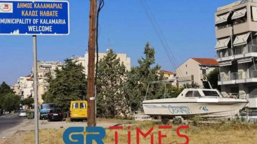 Απίστευτο κι όμως ελληνικό: «Πάρκαραν» σκάφος σε πάρκο στην Καλαμαριά – Δείτε φωτογραφίες