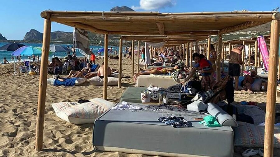 Φαλάσαρνα: Πώς κατελήφθη ασφυκτικά η πιο ωραία παραλία της Ελλάδας χωρίς καμία άδεια