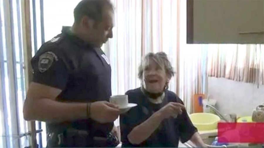 Φωτιά στη Φυλή: Η κυρία Τούλα έφτιαξε τελικά καφέ στους αστυνομικούς που την έσωσαν – Δείτε βίντεο