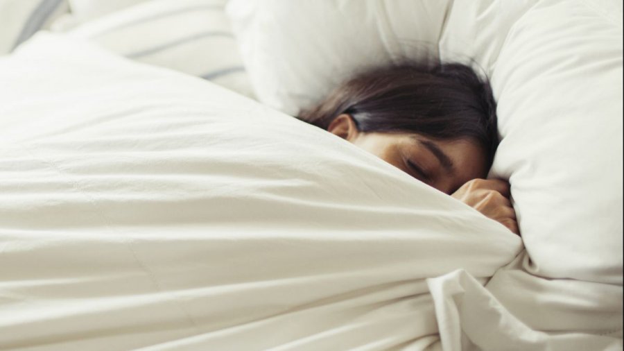 Οι σπασμοί του ύπνου: O λόγος που το σώμα σας τραντάζεται ξαφνικά όταν πάτε να κοιμηθείτε