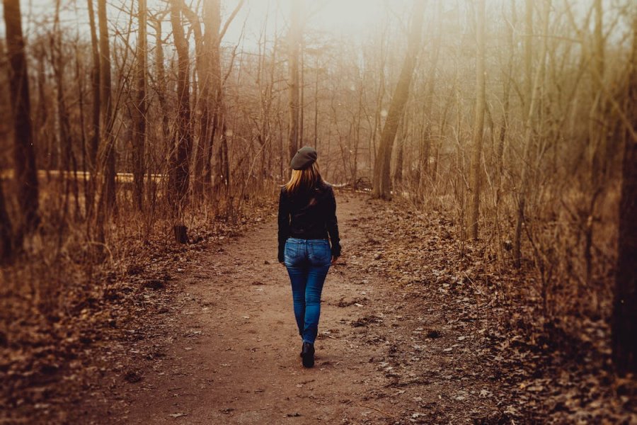 Η νέα μόδα του TikTok είναι το Silent Walking και (εκτός των άλλων) καταπολεμά το στρες