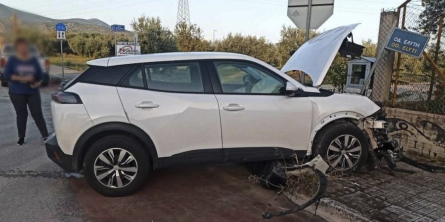 Τρομακτικό τροχαίο στη Λαμία: Οδηγός παραβίασε το «STOP» και εμβόλισε ΙΧ [εικόνες]
