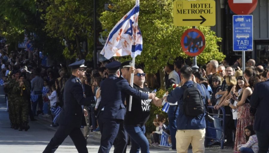 Αναστάτωση στη Λάρισα από άντρα που επιχείρησε να παρελάσει με «ματωμένη» σημαία του Ισραήλ [εικόνες & βίντεο]