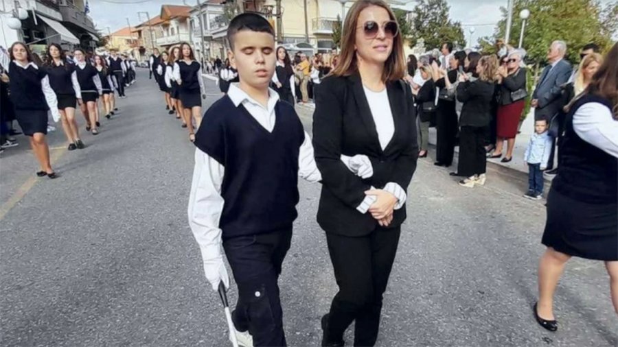 Ενα μεγάλο μπράβο για τον τυφλό μαθητή που παρέλασε στο Αγρίνιο και μας συγκίνησε όλους [εικόνες]
