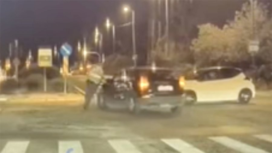 Απίστευτο περιστατικό στη Βουλιαγμένης: Πήγε να πατήσει τον τροχονόμο και έφυγε με ταχύτητα [βίντεο]