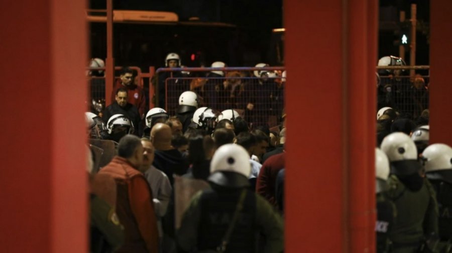 «Επίθεση» Ολυμπιακού κατά της αστυνομίας: «Απαγωγή και βασανιστήρια σε 424 οπαδούς της ομάδας»