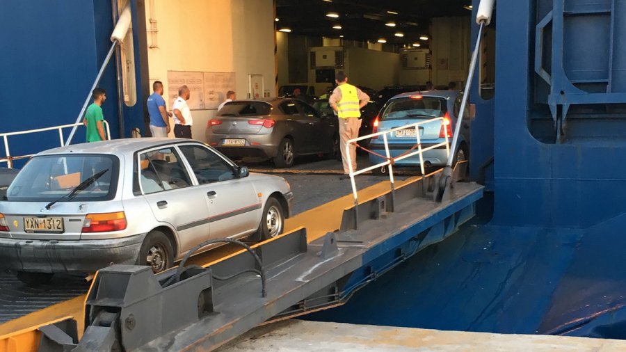 Τέλος τα ηλεκτρικά αυτοκίνητα στα πλοία -Οι απαγορεύσεις στην Ελλάδα, τι πρέπει να ξέρουν οι οδηγοί
