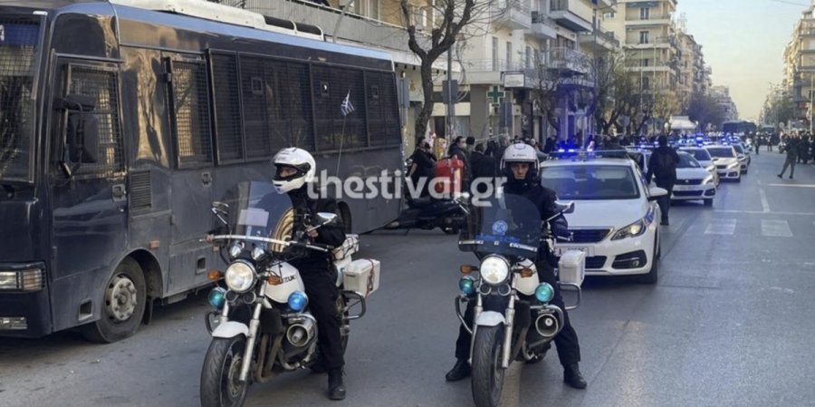Η τεράστια πομπή που συνόδευσε τον Γιώργο Λυγγερίδη στην τελευταία του κατοικία [βίντεο]