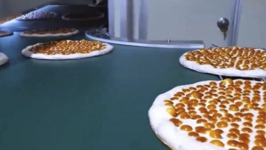 «Οι Ιταλοί έπαθαν καρδιακή προσβολή βλέποντας αυτό το βίντεο»: Πώς φτιάχνεται η πίτσα που αγοράζουμε από τα σούπερ μάρκετ
