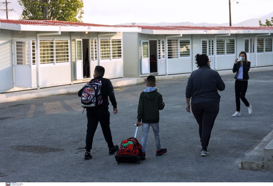 Μπαλάκι οι ευθύνες για τα σχολεία χωρίς θέρμανση και οι μαθητές στο ψύχος