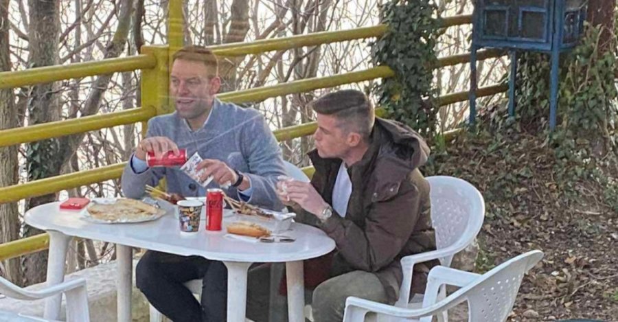 Κασσελάκης και Τάιλερ, έφαγαν λουκάνικα και σουβλάκια σε καντίνα στη Γέφυρα Σερβίων (φωτογραφίες)