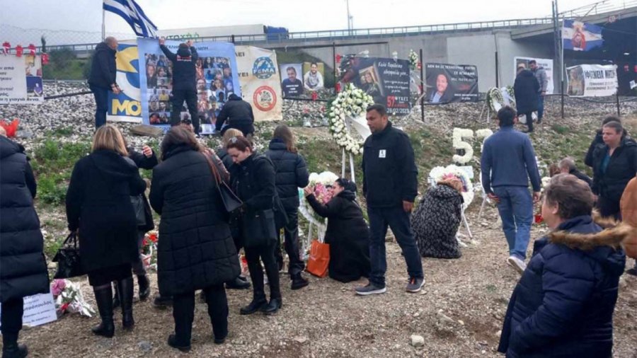 Τραγωδία στα Τέμπη: Δεν το πιστεύω ότι δεν θα σε ξαναδώ – Ραγίσαν καρδιές στο μνημόσυνο για τα 57 θύματα