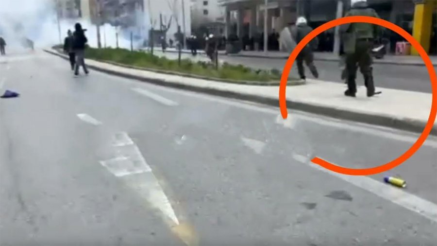 Απίστευτο περιστατικό: Έπεσε όπλο αστυνομικού κατά τη διάρκεια επεισοδίων στη Θεσσαλονίκη: Το άφησε και κυνήγησε διαδηλωτές [βίντεο]