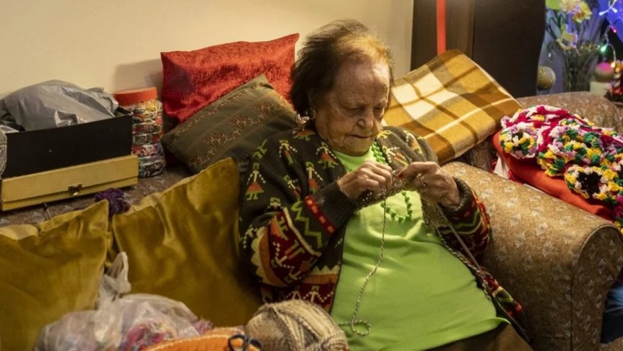 93χρονη γιαγιά από την Αθήνα, πλέκει κασκόλ, τα δωρίζει σε παιδιά μέχρι και στην Ουκρανία και κάνει ποιο όμορφες τις ζωές τους