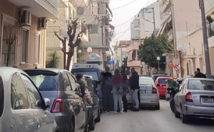 «Γύρισε αναστατωμένη από το σχολείο»: Ανοίγουν τα στόματα για την 17χρονη που βούτηξε στο κενό από την ταράτσα