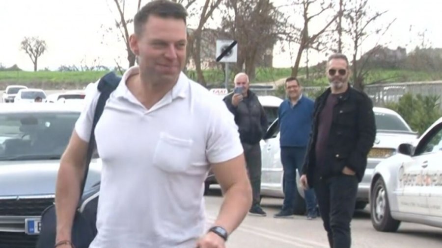 Καλός πολίτης κυρ Στέφανε- Την πύλη του στρατοπέδου νεοσυλλέκτων της Θήβας πέρασε ο Στέφανος Κασσελάκης