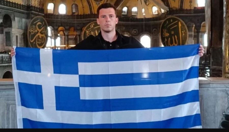 Έλληνας άνοιξε τη σημαία στην Αγία Σοφία και έγραψε «Αγαπημένη μου Πόλη, για πάντα Ελληνική» – Αντιδράσεις στην Τουρκία