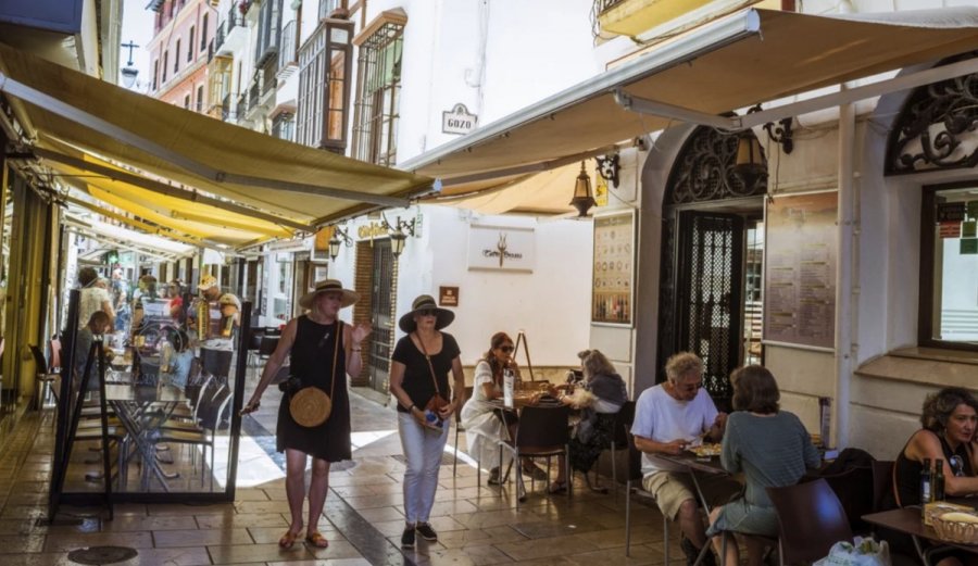 Με έξτρα χρέωση το τραπέζι υπό σκιά σε εστιατόρια και καφέ