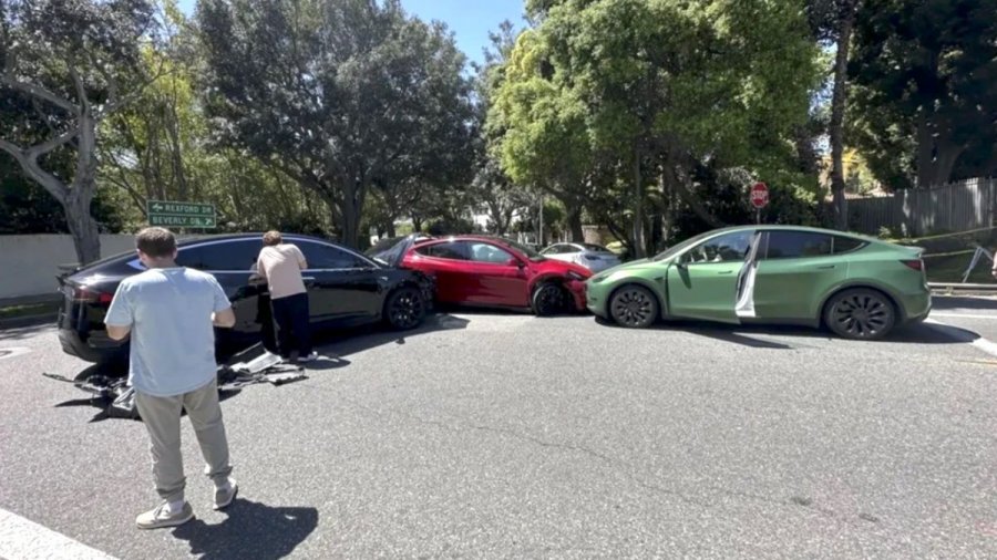 3 Tesla τράκαραν μεταξύ τους στον… ίσιο δρόμο