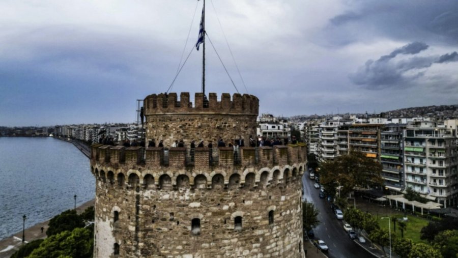 Μπήκε στο σαλόνι και την βρήκε να κρέμεται από το πολύφωτο: Νεκρή 29χρονη, αυτοκτόνησε μέσα στο σπίτι της