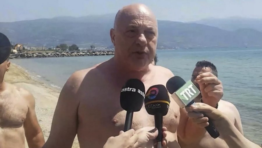 «Κλείνουμε τα στόματα όσων δυσφημούν την περιοχή»: O Μπέος έκανε μπάνιο στον Παγασητικό για να αποδείξει ότι τα νερά είναι καθαρά