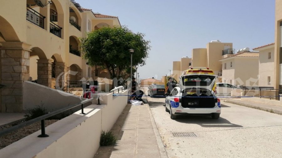 Αγρια δολοφονία: Μαχαίρωσε τη σύζυγό του και την πέταξε από το μπαλκόνι