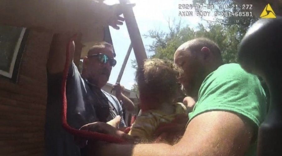 Σοκαριστική επιχείρηση διάσωσης: Μωρό έπεσε σε βαθύ σωλήνα στην αυλή του σπιτιού του – Η στιγμή που του σώζουν τη ζωή [βίντεο]