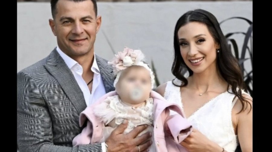 Αγγελόπουλος – Βαμβακούση: H βάφτιση της κόρης τους στο νησί, το διπλό όνομα & τα παπούτσια έκπληξη της Δήμητρας