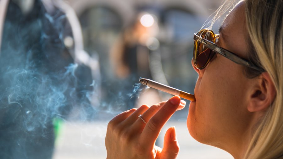 Σκέψεις για απαγόρευση του καπνίσματος στους εξωτερικούς χώρους και στην Ελλάδα: Τα μέρη και οι αντιδράσεις του κόσμου