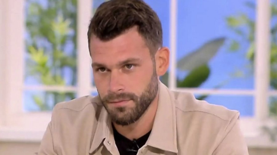 Ο Σχίζας τα παραδέχεται όλα για την μελαχρινή κουκλάρα και το ταξίδι στην Αράχωβα – «Ο έρωτας σου χτυπάει την πόρτα κι έρχεται»