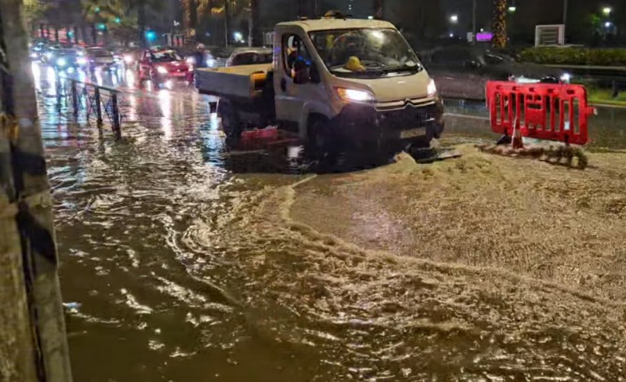 Ξανά λύματα στην Ποσειδώνος – Τινάχτηκε καπάκι λόγω βροχής [βίντεο]