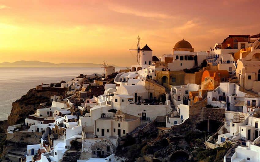 Τραγωδία στην Οία: 59χρονη εργαζόμενη σκοτώθηκε από πτώση αιωρούμενου κρεβατιού σε ξενοδοχείο