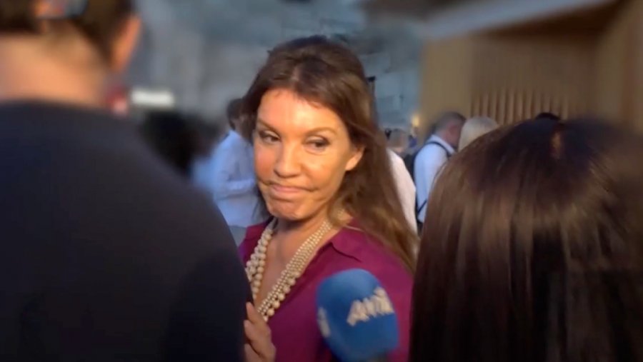 «Δεν μπορώ να μιλήσω» είπε στους ρεπόρτερ η Βάνα Μπάρμπα, που εμφανίστηκε στο Ηρώδειο μετά το εγκεφαλικό