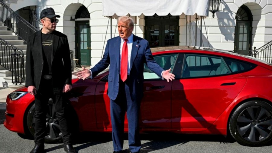 Το… bromance Μασκ και Τραμπ επιστρέφει: «Μου αρέσει η Tesla και ο Ελον με συμπαθεί», λέει ο Αμερικανός πρόεδρος