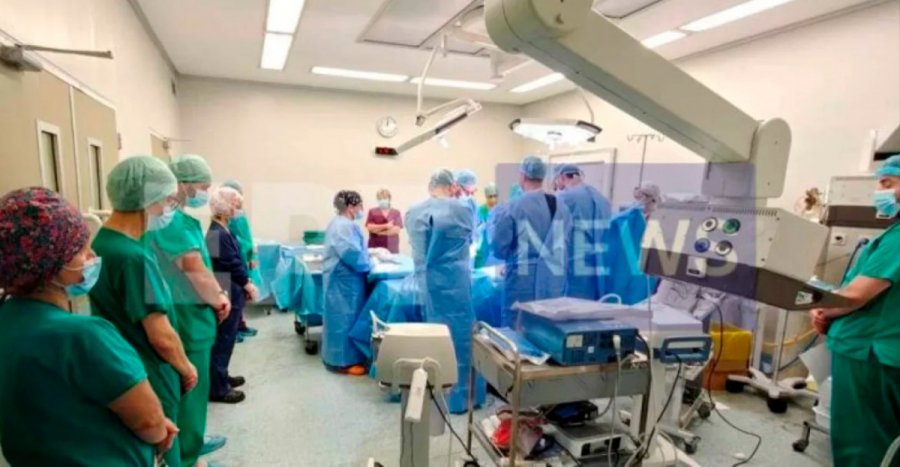 Συγκλονιστική στιγμή στο Πανεπιστημιακό Νοσοκομείο Πάτρας: Οι γιατροί τιμούν τον 14χρονο Σπύρο πριν τη λήψη των οργάνων του