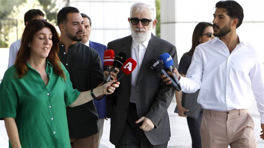 «Ο Πασχάλης Τσαρούχας ξυλοκοπούσε πρώην συντρόφους του»: Χαμός έξω από τα δικαστήρια στη δίκη Φιλιππίδη
