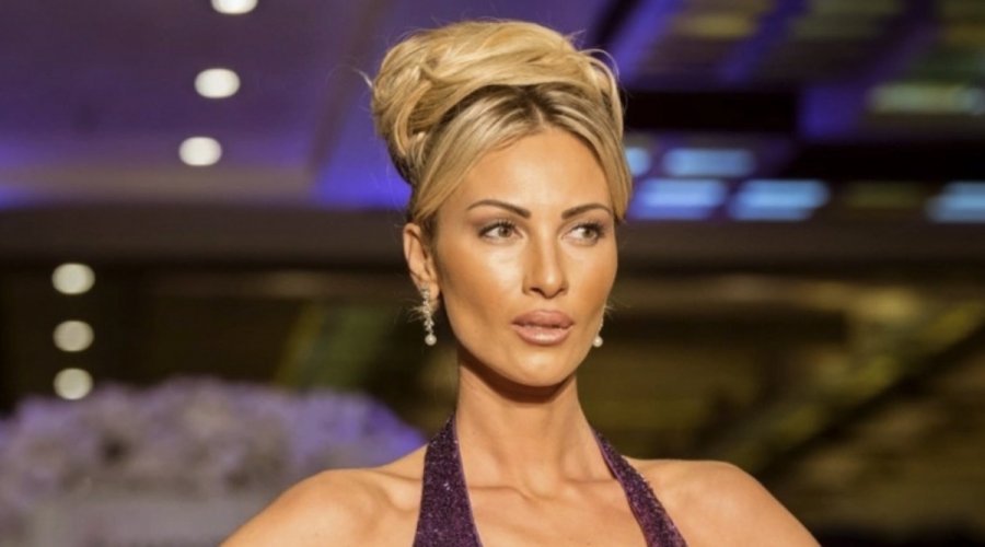 Ποζάρει με τον νέο της σύντροφο η γνωστή Ελληνίδα – Κούκλος και γεμάτος με τατουάζ