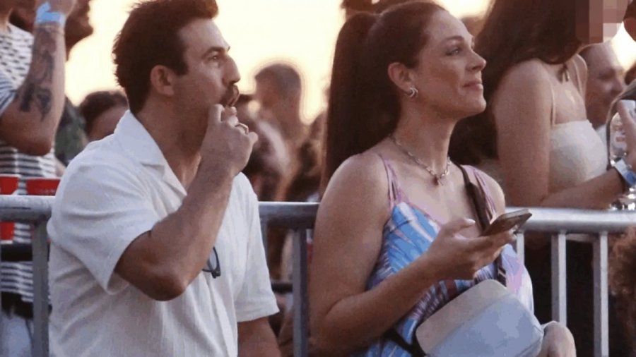 Όλοι κοιτούσαν την κοιλιά της κι ας φορούσε φαρδιά: Πασίγνωστη Ελληνίδα ηθοποιός εμφανίστηκε σε προχωρημένη εγκυμοσύνη σε συναυλία